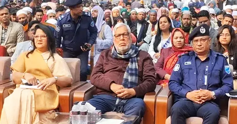 উপদেষ্টা মুহাম্মদ ফাওজুল কবির খান (মাঝে)